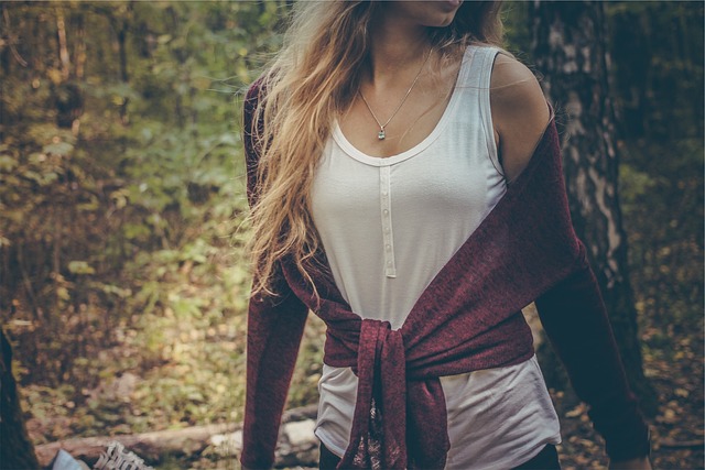 Długie swetry w centrum uwagi – trendy i wygodne stylizacje